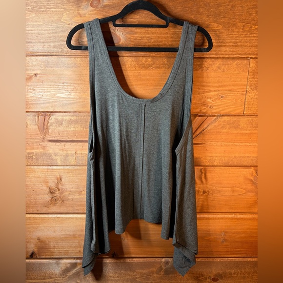 NEW-Zenana Outfitters Charcoal Shark Bite HemTank Top - Picture 4 of 5